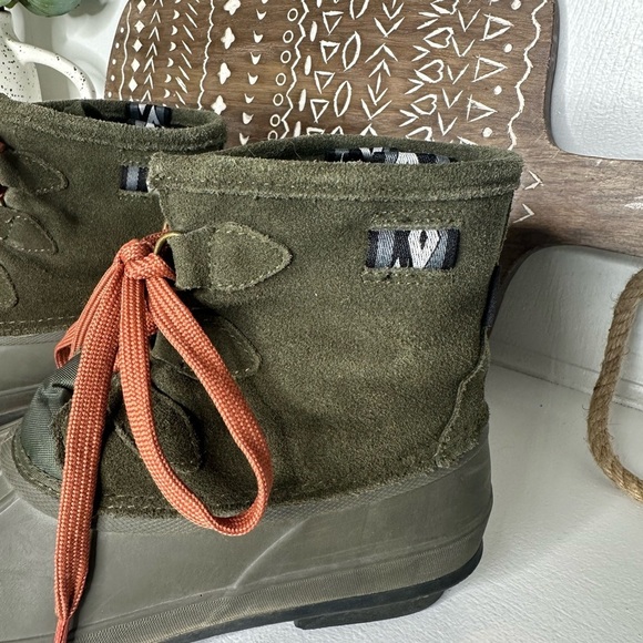 Khombu Olive Green Outdoor Crest Duck Boots with Orange Laces Women's - Size 9 - Picture 2 of 9